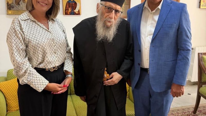 وفد من مستشفى دار الشفاء يزور النائب جميل عبود