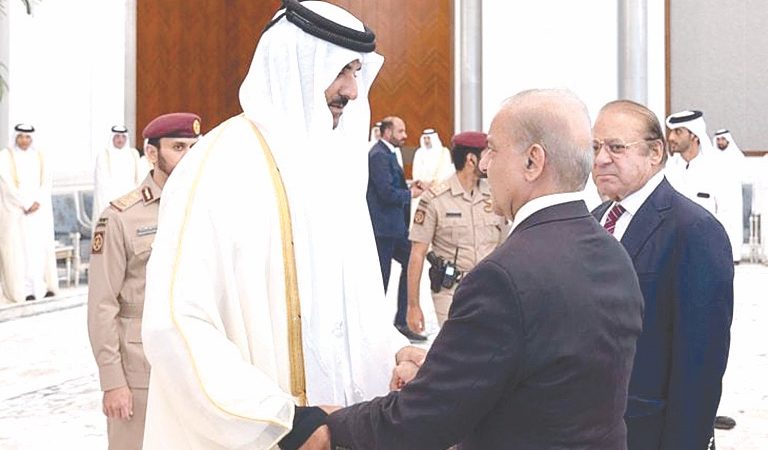 أمير قطر يستقبل المعزين بوفاة الشيخ حمد