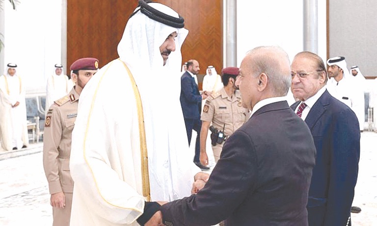 أمير قطر يستقبل المعزين بوفاة الشيخ حمد