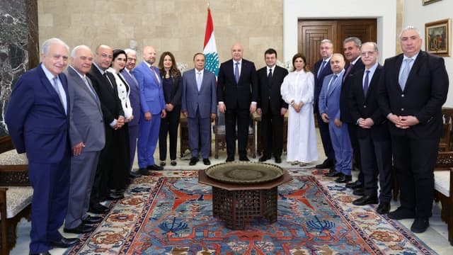 رئيس الجمهورية اكد امام وفد الرابطة المارونية ان مصلحة لبنان اليوم ألا يفرط بالدعم الأميركي للتوصل الى حل: زيارة الشيباني تزيل مخاوف البعض وتؤكد ان التعاون سيكون بين دولة ودولة