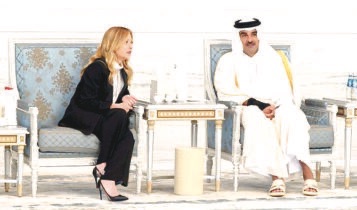 أمير قطر يواصل تقبّل التعازي بوالده