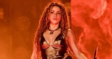 شاكيرا تفاجئ جمهورها بلمّ شمل تاريخي على المسرح