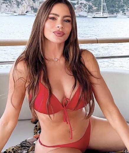 صوفيا فيرغانا تحتفل بعيد ميلادها بالبيكيني