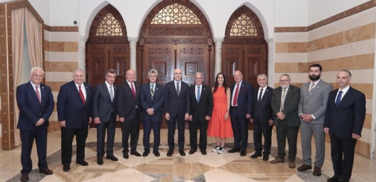 الحجار أمام وفد الجامعة اللبنانية الثقافية في العالم: المغتربون ركيزة أساسية في نهوض لبنان وحقهم بالاقتراع دستوري