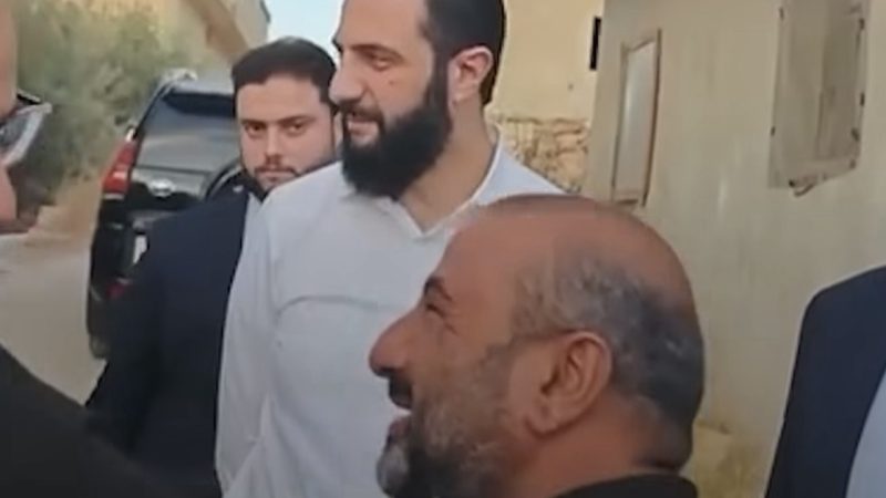 اﻟﺮﺋﻴﺲ اﻟﺴﻮري أﺣﻤﺪ اﻟﺸﺮع ﻓﻲ زﻳﺎرة ﻣﻔﺎﺟﺌﺔ إﻟﻰ درﻋﺎ اﻟﺒﻠﺪ