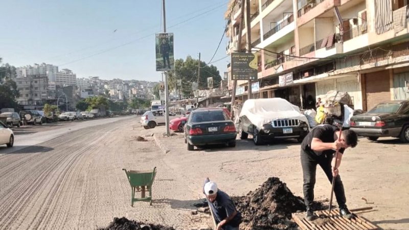 بلدية طرابلس تواصل تنظيف فتحات مجاري مياه الشتاء استعدادا لفصل الشتاء