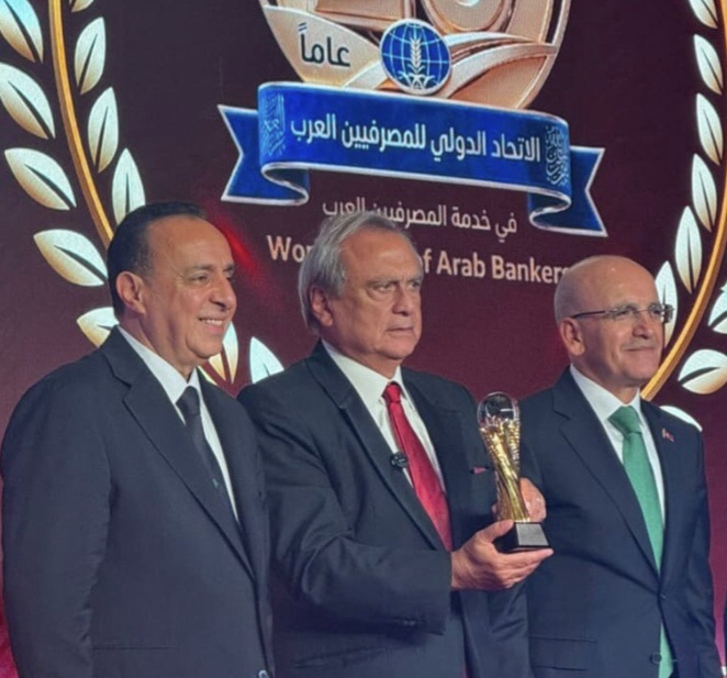 “الاتحاد الدولي للمصرفيين العرب” يمنح مصرف الإسكان جائزة “القيادة الرؤيويّة في تطوير التمويل الإسكاني في لبنان”وحبيب يُهديها إلى الرئيس جوزف عون&nbsp;