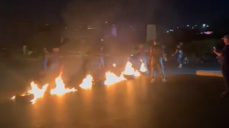 عدد من العسكريين المتقاعدين يقطعون ساحة رياض الصلح بالاطارات المشتعلة احتجاجا على الموازنة
