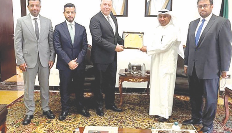 السفير الكويتي كرّم كرنيب لجهوده وعطائه المتميز