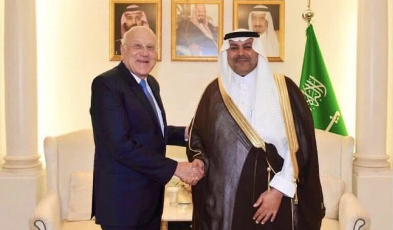 زار الرئيس نجيب ميقاتي سفير المملكة العربية السعودية في لبنان فهد الدوسري في مقر السفارة مهنئاً بمناسبة اليوم الوطني السعودي.