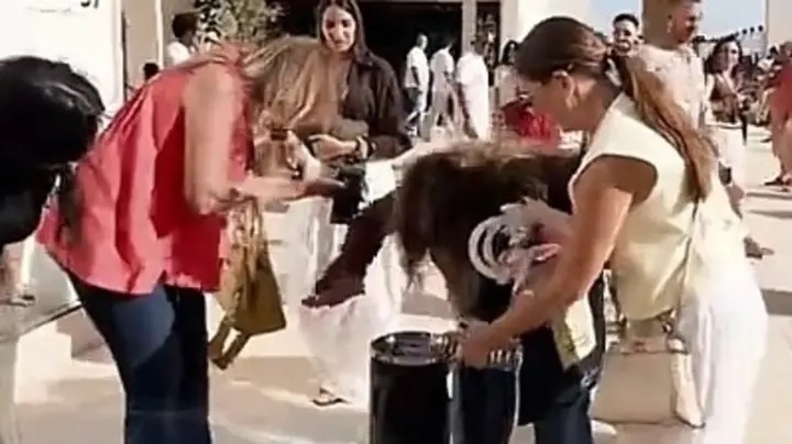 ﻟﻴﻠﻰ ﻋﻠﻮي ﺗﺮﻣﻲ اﻟﻘﻬﻮة ﻋﻠﻰ ﻳﺴﺮا