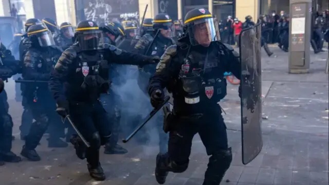 الشرطة الفرنسية تطلق الغاز المسيل للدموع لتفريق نحو 150 متظاهراً في ليون