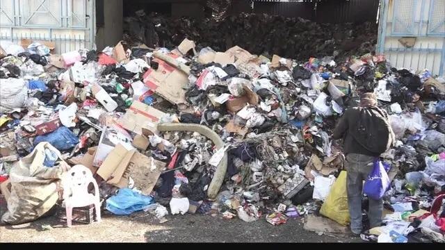 تفاقم أزمة النفايات في مخيم البداوي بعد منع تفريغها في معمل الفرز بمدينة طرابلس